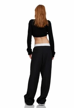 Lioness US Shopify CITY OF ANGELS CROP - ONYX 7 Lioness US Shopify CITY OF ANGELS CROP - ONYX -Lioness Sales Shop 07 07 22 LIONESS eComm ReShoots Serena RESHOOTS 840