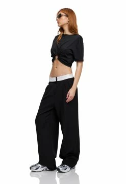 Lioness US Shopify WILD AT HEART CROP - ONYX -Lioness Sales Shop 07 07 22 LIONESS eComm ReShoots Serena RESHOOTS 854