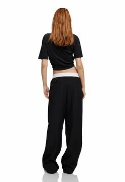 Lioness US Shopify WILD AT HEART CROP - ONYX -Lioness Sales Shop 07 07 22 LIONESS eComm ReShoots Serena RESHOOTS 859