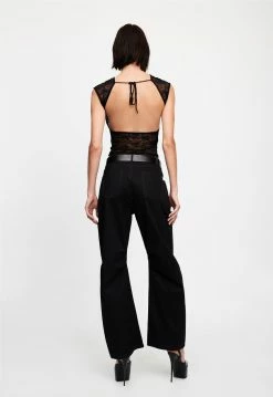 Lioness US Shopify UNO TIE TOP - LICORICE 9 Lioness US Shopify UNO TIE TOP - LICORICE -Lioness Sales Shop 07 12 22 LIONESS JAN Kristel JAN 508 dd6d5ef5 dbb8 49ee b97c af7f9af599e2