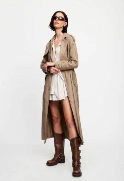 Lioness US Shopify TRENCHEROUS COAT - BEIGE 9 Lioness US Shopify TRENCHEROUS COAT - BEIGE -Lioness Sales Shop 07 12 22 LIONESS JAN Kristel JAN 733