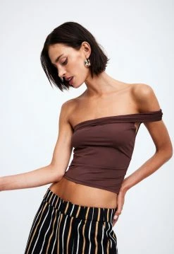 Lioness US Shopify MAGIC OFF SHOULDER - CHOCOLATE